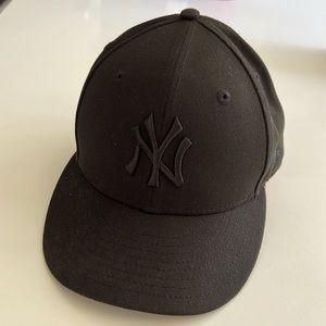 New York Yankees hat, 59Fifty, Black/Black, Size 7 3/8